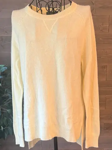 Lord & Taylor women’s Light Yellow Crewneck cashmere Sweater Size M