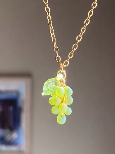 Handmade aurora light green tiny drop Czech glass grape muscat necklace💚