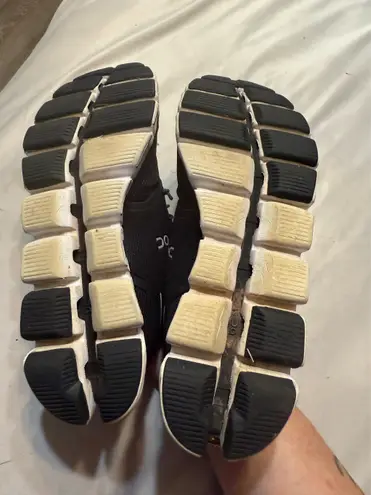 on cloud Women’s size 9  Running Shoes - Image 7