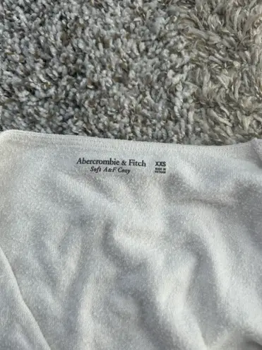 Abercrombie & Fitch Sweater - Image 3