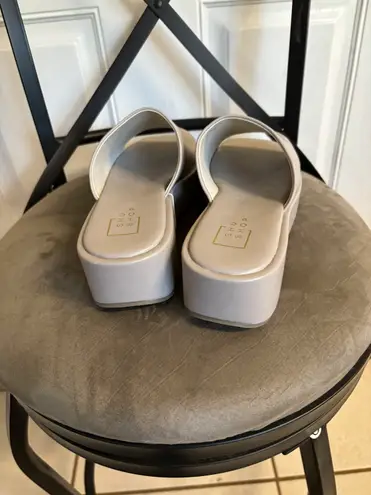 Shu Shop NWOB Size 9 Sandals