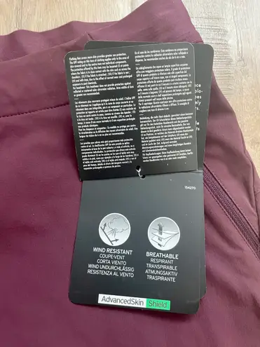 Salomon Women’s Wayfarer Pull On Short Winetasting size 4 NWT