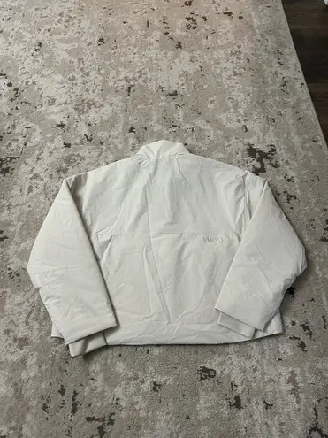 Vuori Sky Puffer Jacket Size Large NWT in Milkweed