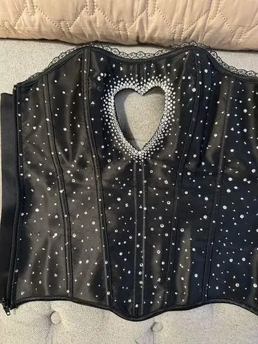 Sabrina Carpenter Black Rhinestone Heart Cut