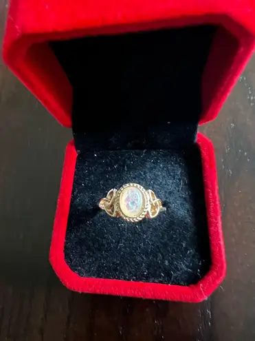 Women’s Gorgeous Golden and Iridescent Ring Size 7 Gold