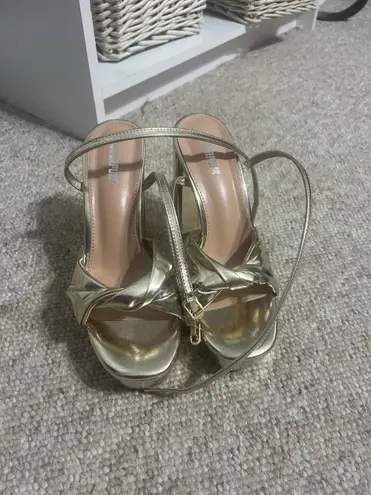 Gold heels Size 8.5