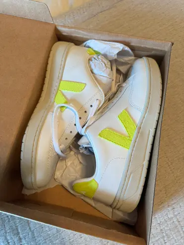 VEJA NIB Size 7  V-12 Jaune Fluo