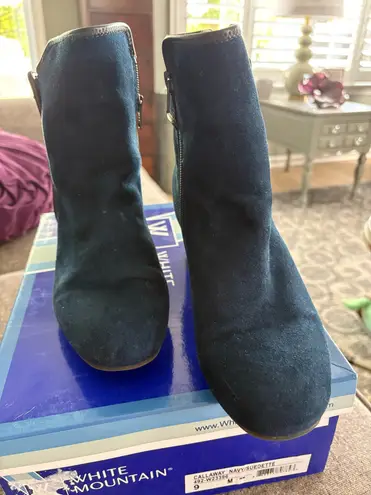 White Mountain size 9 blue suede boots