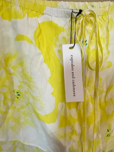 Cupcakes and Cashmere NWT  yellow&white floral Bergman tie neck halter top