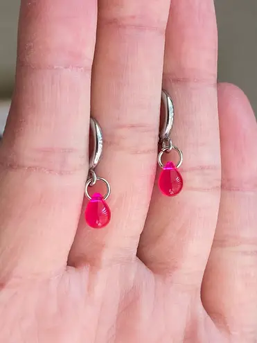 Handmade mini hot pink teardrop Czech glass simple minimalist earrings🩷