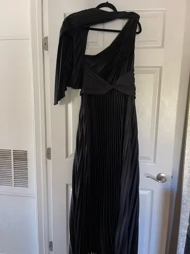 Selfie Leslie  Laxmi Accordion Pleat Maxi Dress Black - Image 5
