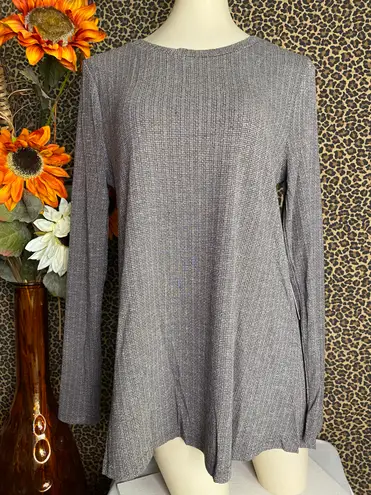 Doe & Rae ✅3/$30✅ NWT  Charcoal Long Sleeve Hi-Low Lattice Back Top | LARGE | - Image 3