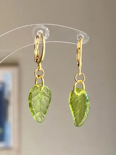 Handmade fairy forest vintage retro aesthetic style simple Czech glass leaf dangle earrings🍃💚