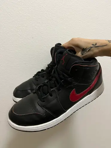 Jordan Air  1 Retro Mid GS ‘Black Gym Red’