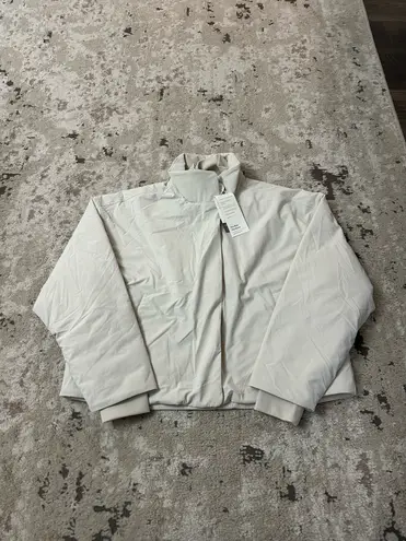 Vuori Sky Puffer Jacket Size Large NWT in Milkweed