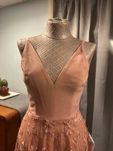 Dress the Population NWT Darleen V-neck Embroidered Cocktail Blush Dress Small