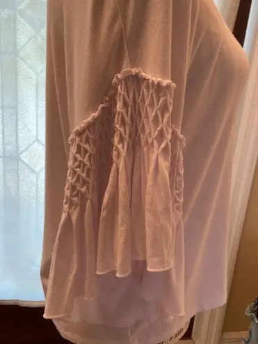 Chelsea &Theodore White Short sleeve Top with. Sleeves Size M