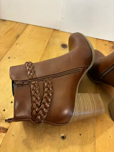 American Eagle Braided Buckle Side Zipper Carmel Brown Boots Heels 3 3/4”