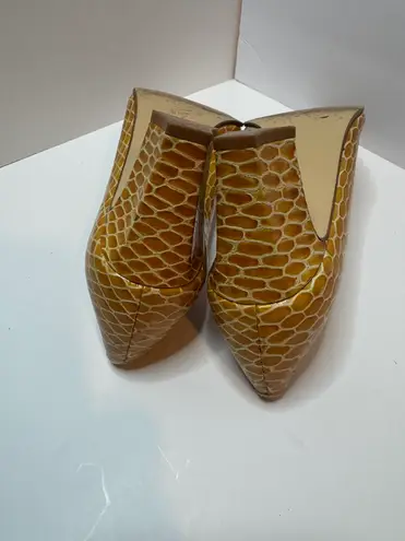 Rangoni Snakeskin Pattern Yellow Gold Pumps Size 8B