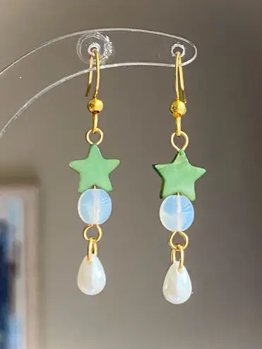 Handmade fairy whimsy star & teardrop dangle earrings💚🌟