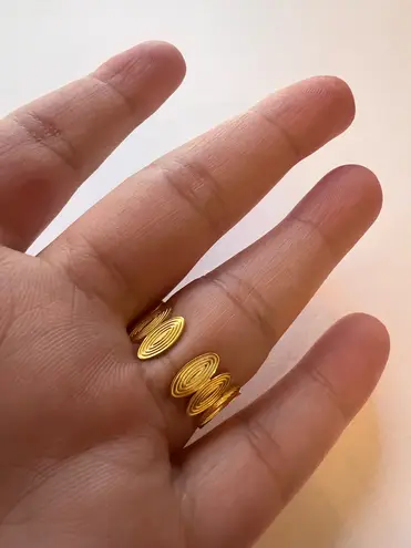 Gold adjustable ring with high quality zirconia