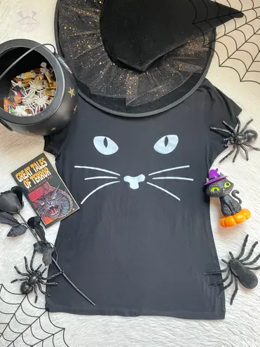 Wound Up Women’s juniors Black Cat Face spooky short sleeve Tee