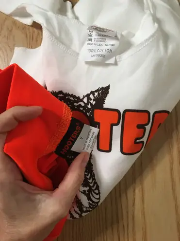 Hooters New Women’s  Tank and Shorts Outfit from Clearwater Florida Size Medium 