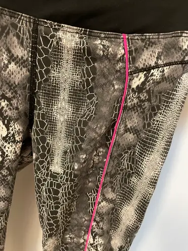 Bebe Black Grey White Pink Snake Print Workout 3/4 Leggings