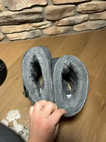 BEARPAW Size 9  fuzzy boots