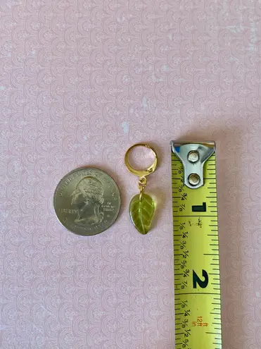 Handmade fairy forest vintage retro aesthetic style simple Czech glass leaf dangle earrings🍃💚