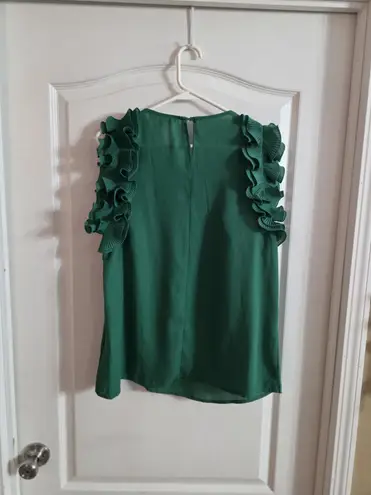 Vine & Love Women’s Green Ruffle Blouse Sz M. 6022