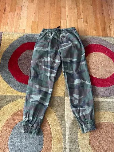 Aritzia TNA Camo Print High Waisted Cropped Jogger Pants Zipper Pockets Size XS