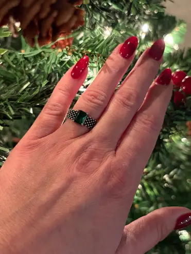 NWOT Green Zircon Emerald Cut Ring – Adjustable Mesh Band Size 6