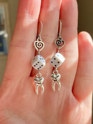 Handmade dice & tooth grunge funky y2k style dangle earrings 🎲🦷