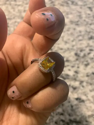 Beverly Hills Boutique Ring... Yellow