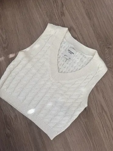 Abercrombie & Fitch  Cropped White Cable Knit Vest thumbnail 1