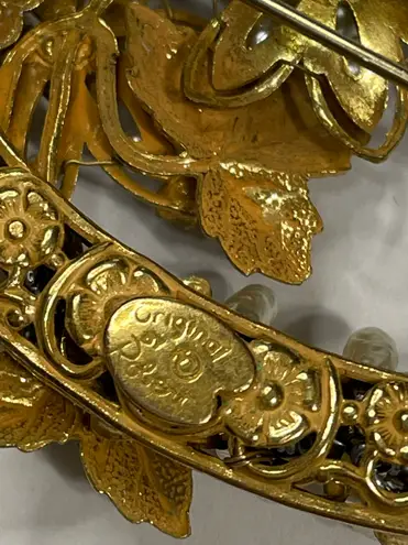 Vintage Designer Original By Robert Faux Pearl & Crystal Brooch/Pin Gold