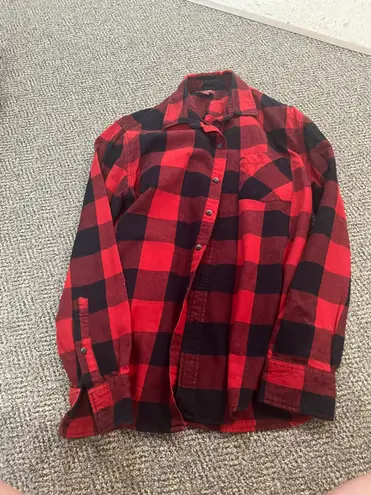 Arizona Jeans Women’s  red Buffalo plaid button up shirt. Size medium