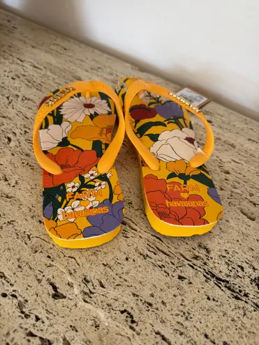 Havaianas x FARM Rio Bucolic Floral flip-flops. Size US 7/8. MSRP $38