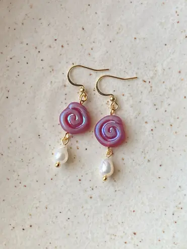 Handmade boho grunge fairy whimsical funky style quality Czech glass swirl pearl dangle earrings🌀⭐️