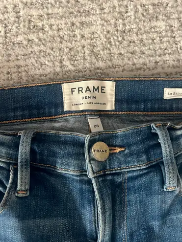 Frame le skinny de Jeanne distressed cropped light wash stretchy jeans 28