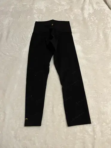 Lululemon Limited Edition Gold Logo Wunder Trains Size 4