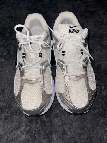 Nike Women’s  V5 RNR Sneaker