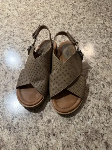 Eurosoft Womens Darla Beige Tan Flat Sandals Leather Euro Sofft Comfort Sz. 7