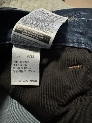 Levi's Chic ankle-length jeans with a modern cut. Light blue wash for versatile styling. Perfect for casual wear. - Image 3