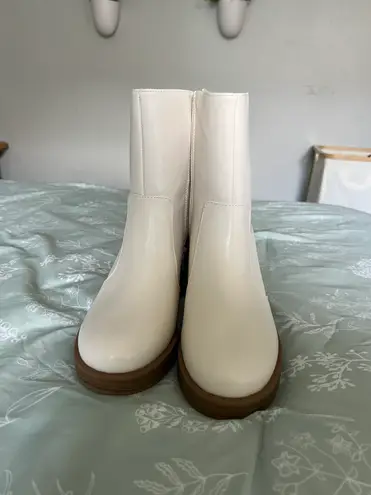 Universal Threads White Boots