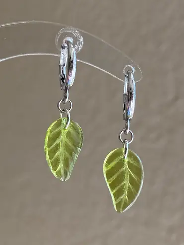 Handmade fairy forest vintage retro aesthetic style simple Czech glass leaf dangle earrings🍃💚