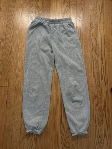 gray sweatpants