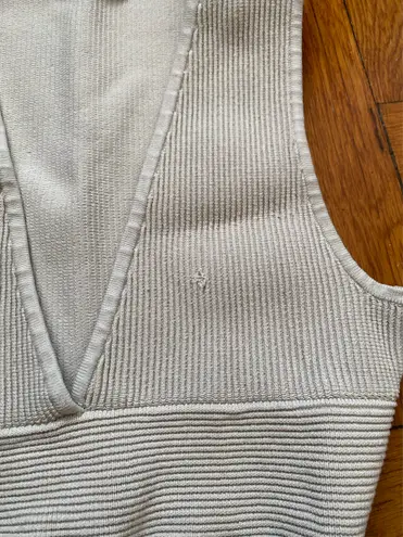 Babaton Aritzia Matte Pearl Sculpt Knit Deep V Neck Crop Tank Top Small