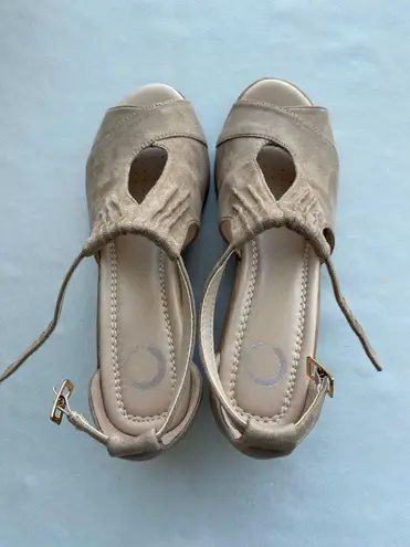 Journee Collection Kedzie Wedge Sandal size 6.5